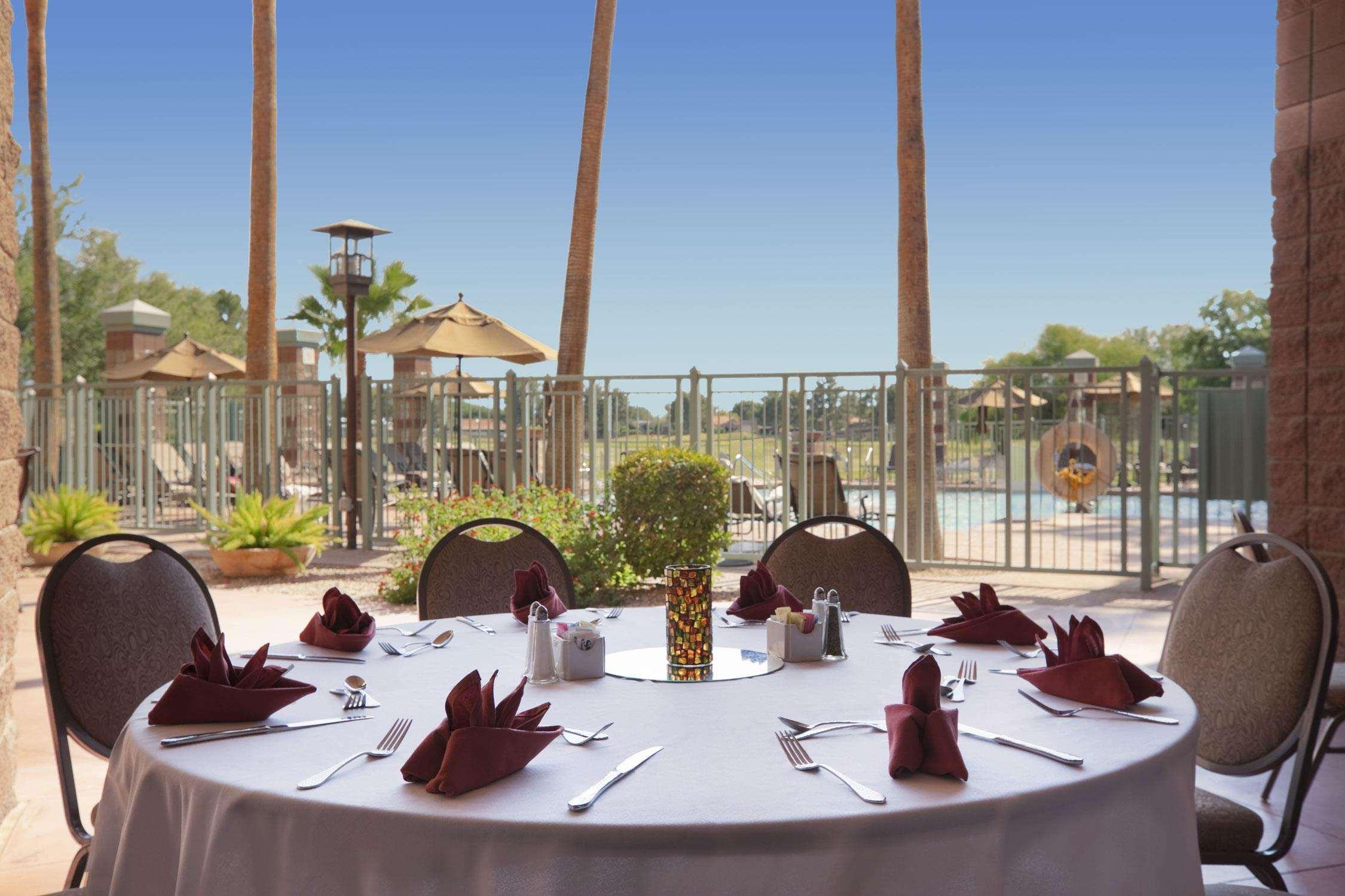 Embassy Suites By Hilton Phoenix Scottsdale Restaurant bilde
